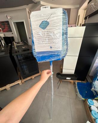 Asta con retina per pulizia piscina