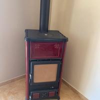 Stufa bordeaux con dettagli neri