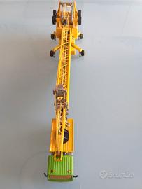 Modellino Siku Mercedes NK Nr 4011 e gru a torre