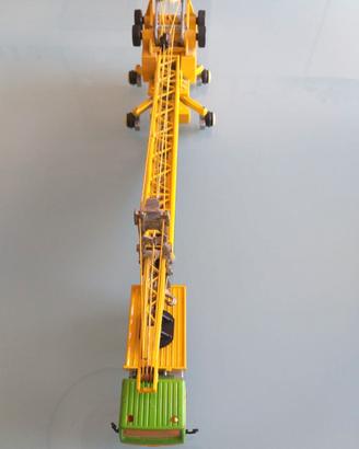 Modellino Siku Mercedes NK Nr 4011 e gru a torre
