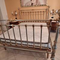 Letto in ottone  color oro e argento 
