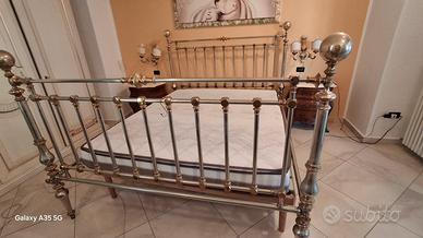 Letto in ottone  color oro e argento 