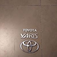 Scritta + Logo portellone posteriore Toyota Yaris