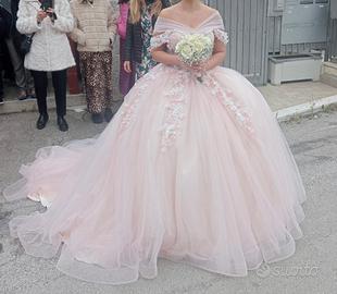 Vestito da sposa rosa e bianco