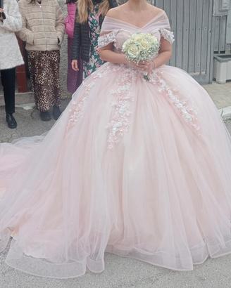 Vestito da sposa rosa e bianco