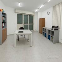 Locale commerciale con garage in Via Rockefeller