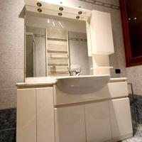 Mobiletto bagno con specchio e lavabo