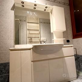 Mobiletto bagno con specchio e lavabo