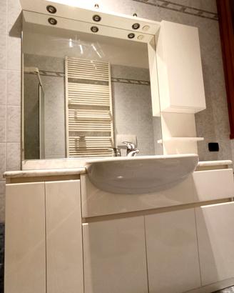 Mobiletto bagno con specchio e lavabo