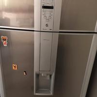 Frigorifero con distributore acqua