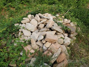 Sassi da demolizione, tegole romane, mattoni vecch