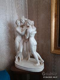 scultura in gesso con tre grazie