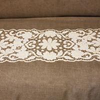 Centro rettangolare ricamato a mano a intaglio