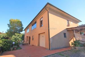 Bettolle (SI), appartamento quadilocale con garage