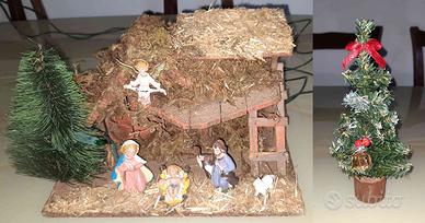 Capannuccia illuminata e alberello natale