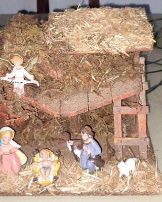 Capannuccia illuminata e alberello natale