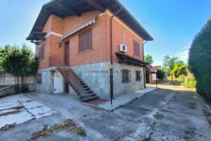 Villa singola su due livelli con ampio giardino