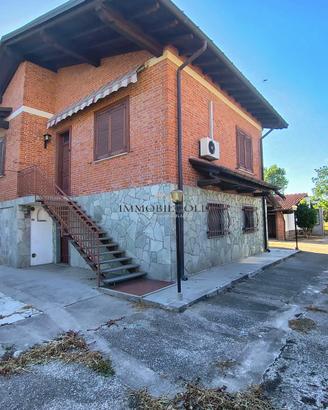 Villa singola su due livelli con ampio giardino