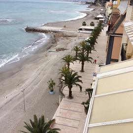 Luminoso attico frontemare