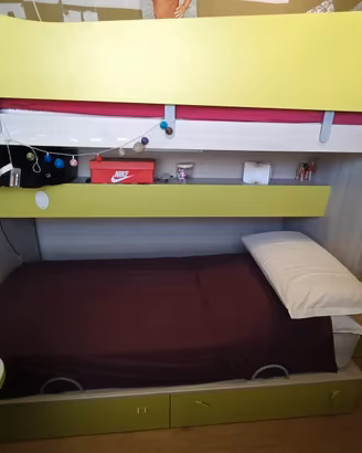 Letto a ponte con mobile scala.