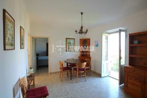 CIELO TERRA SU TRE LIVELLI CON BALCONI E CANTINA