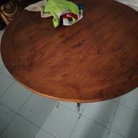 tavolo in legno con struttura in ferro battuto 