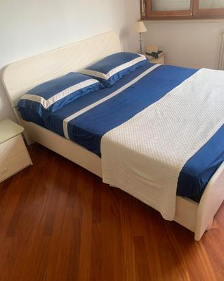 Letto completo e comodini