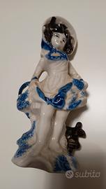 statuetta in ceramica bianca e blu 