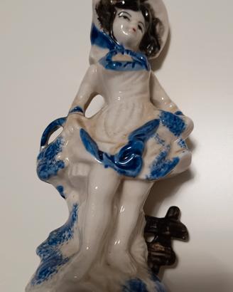 statuetta in ceramica bianca e blu 