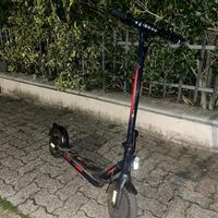 Monopattino elettrico red bull