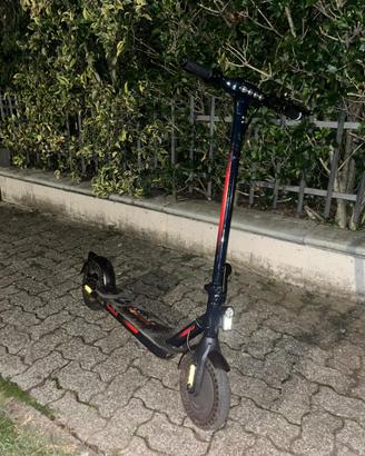 Monopattino elettrico red bull