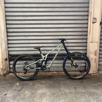 Commencal v5 2023essential heritage green tag. xl
