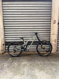 Commencal v5 2023essential heritage green tag. xl