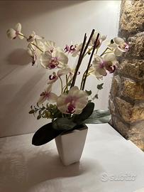 Pianta finta orchiedea con vasetto bianco