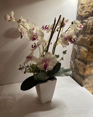 Pianta finta orchiedea con vasetto bianco