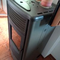  stufa a pellet praticamente nuova