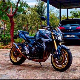 Suzuki gsr 750