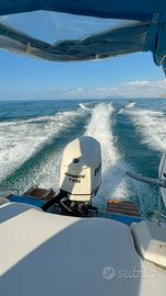 Barca semicabinato con motore fuoribordo