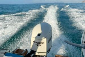 Barca semicabinato con motore fuoribordo