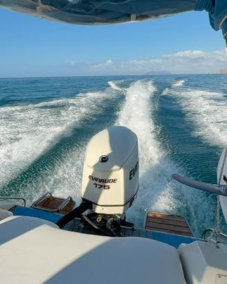 Barca semicabinato con motore fuoribordo