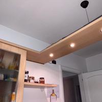 Cucina con piano cottura, lavastoviglie e forno