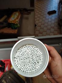 Pallini di plastica per fucili da softair.