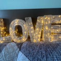 Insegna luminosa ‘LOVE’ metallo intrecciato