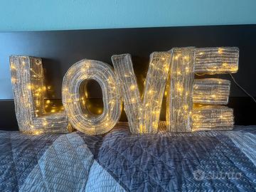 Insegna luminosa ‘LOVE’ metallo intrecciato