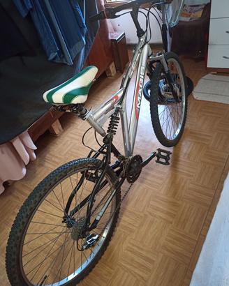 bicicletta Mountain bike 