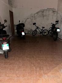Posto moto coperto in garage