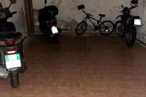 Posto moto coperto in garage