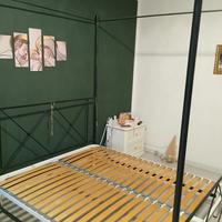 Letto a baldacchino con rete in doghe