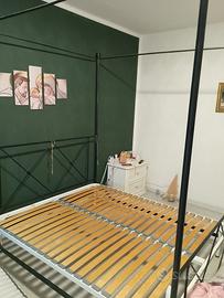 Letto a baldacchino con rete in doghe