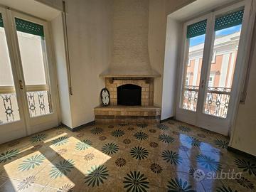 Appartamento e mansarda centro storico BA003456